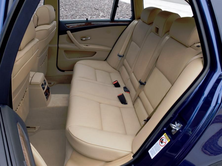 BMW 530i Touring 2007 года  (фото 21 из 46)